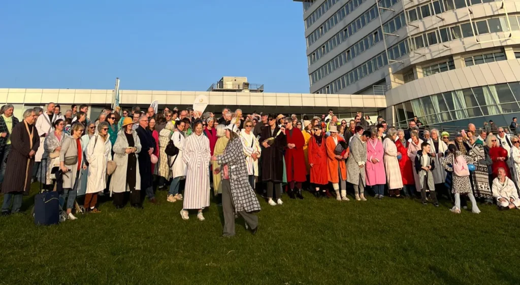 Ein Bild der Bademantelschallenge am Deich in Bremerhaven